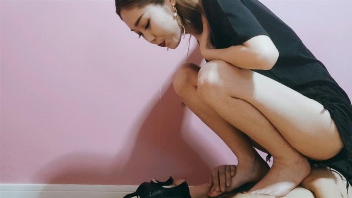 图片[19]_冷美超脏帆布鞋鞋底调教 TTTIO-230118_绳缚吧