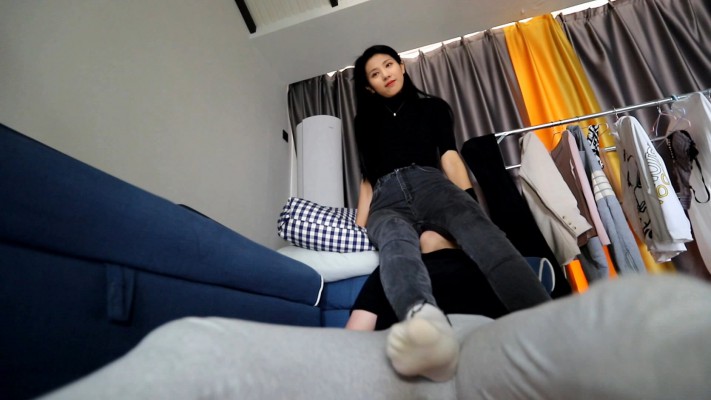 【惑心】牛仔裤坐脸臭白袜窒息_绳缚吧
