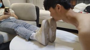 【酱酱s】18岁弟弟舔超脏鞋底闻袜子，鞋底喂水 YC-220903-3_绳缚吧