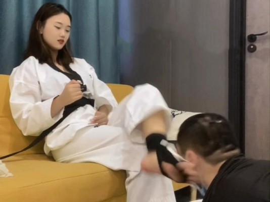 图片[2]_【LAPAPA】初六40码大脚跆拳道疯狂脚耳光强迫贱货舔脚 大脚踹扁贱狗 YC-220804-4_绳缚吧