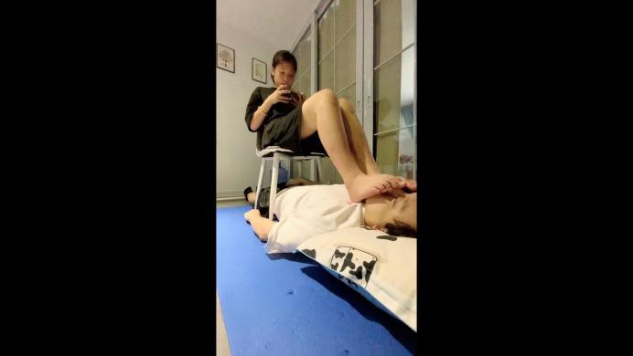 【萝莉酱】足球健将小玉首调 穿了半个多月没洗的脏袜子蹦跳踩踏闻舔臭脚_绳缚吧