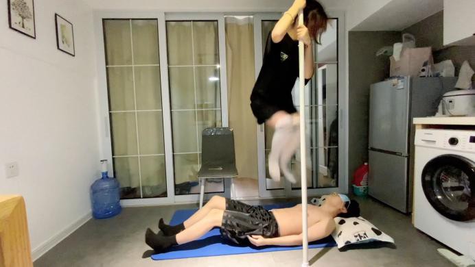 图片[2]_【萝莉酱】足球健将小玉首调 穿了半个多月没洗的脏袜子蹦跳踩踏闻舔臭脚_绳缚吧