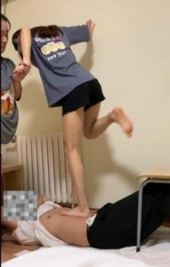 【萝莉酱】学生姐妹花跳踩地狱00后在校学生素人跳踩人肉毯子_绳缚吧