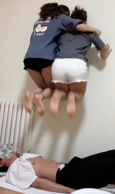 图片[3]_【萝莉酱】学生姐妹花跳踩地狱00后在校学生素人跳踩人肉毯子_绳缚吧