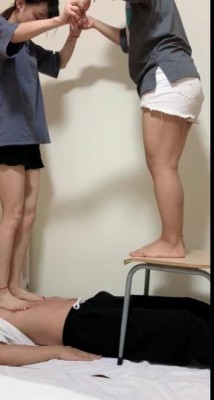 图片[4]_【萝莉酱】学生姐妹花跳踩地狱00后在校学生素人跳踩人肉毯子_绳缚吧