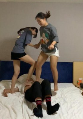 图片[7]_【萝莉酱】学生姐妹花跳踩地狱00后在校学生素人跳踩人肉毯子_绳缚吧