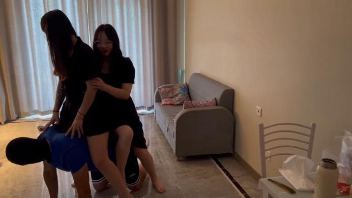 珂玥带18岁妹妹玩踩踏踢裆让狗奴舔脚-珂玥教坏素人妹妹-语言羞辱超刺激 YC-220704-4_绳缚吧