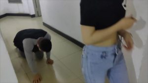 【00后小彤】遛狗回家让贱狗清理鞋底喝袜子水 YC-220711_绳缚吧