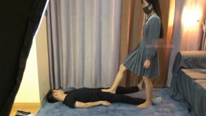 Kitty女王首调の丝足爆踩地毯_绳缚吧