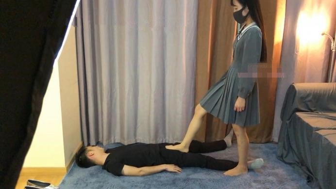 Kitty女王首调の丝足爆踩地毯_绳缚吧