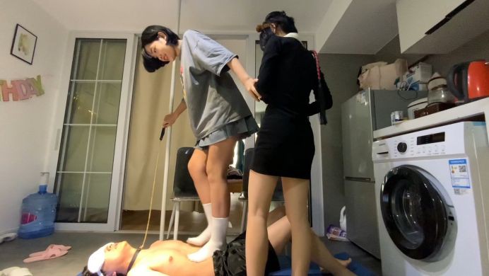 图片[2]_精神小妹超短裙暴虐-真实校园小太妹的疯狂踩踏踢裆吃袜子羞辱 YC-220505-9_绳缚吧