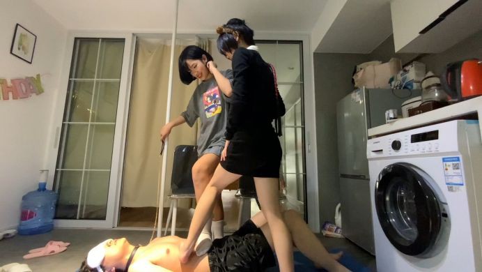 图片[3]_精神小妹超短裙暴虐-真实校园小太妹的疯狂踩踏踢裆吃袜子羞辱 YC-220505-9_绳缚吧