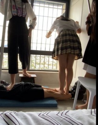四小主第一次的踩踏体验_绳缚吧