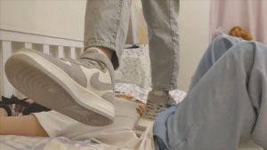 【珂珂女m】被女主人绑在床上穿AJ踩 YC-220502-6_绳缚吧