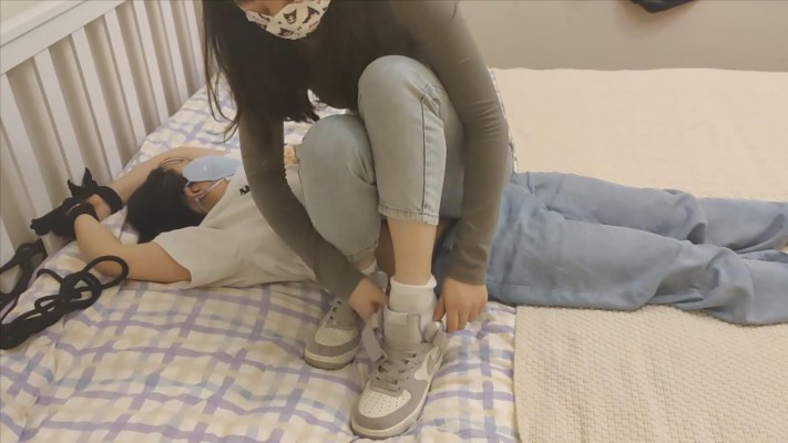 图片[8]_【珂珂女m】被女主人绑在床上穿AJ踩 YC-220502-6_绳缚吧