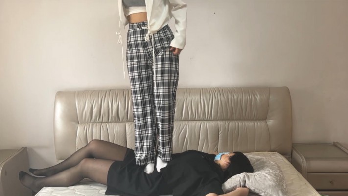 图片[2]_【珂珂女m】在床上被闺蜜白袜踩踏 YC-220430-11_绳缚吧