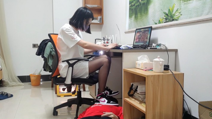 168cm黑丝AJ中山少女姿默玩LOL，无意识把狗头狗裆当脚垫 YC-220224-3_绳缚吧