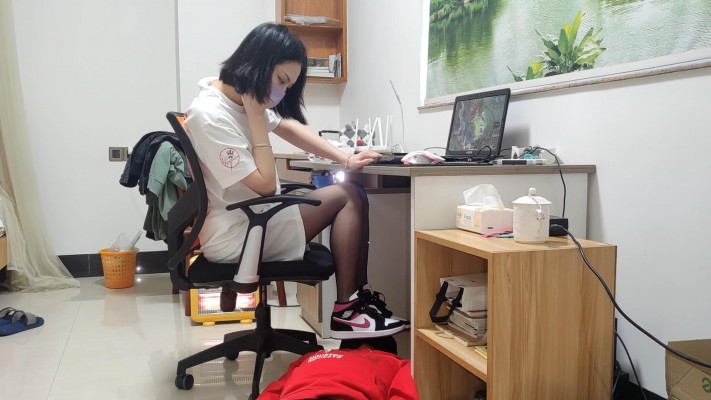 图片[2]_168cm黑丝AJ中山少女姿默玩LOL，无意识把狗头狗裆当脚垫 YC-220224-3_绳缚吧