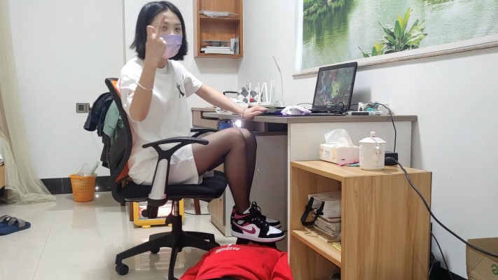 图片[3]_168cm黑丝AJ中山少女姿默玩LOL，无意识把狗头狗裆当脚垫 YC-220224-3_绳缚吧