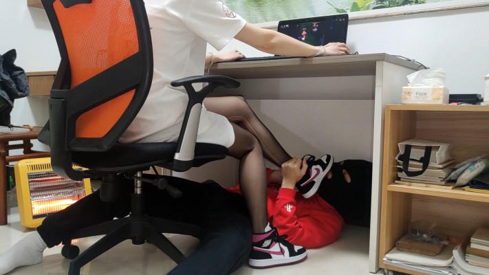 图片[6]_168cm黑丝AJ中山少女姿默玩LOL，无意识把狗头狗裆当脚垫 YC-220224-3_绳缚吧