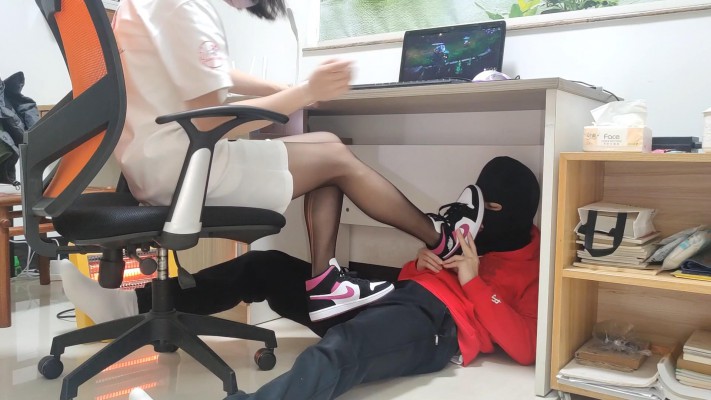 图片[7]_168cm黑丝AJ中山少女姿默玩LOL，无意识把狗头狗裆当脚垫 YC-220224-3_绳缚吧