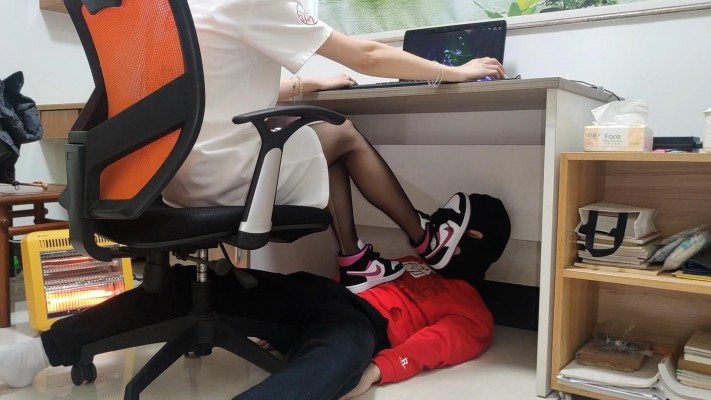 图片[9]_168cm黑丝AJ中山少女姿默玩LOL，无意识把狗头狗裆当脚垫 YC-220224-3_绳缚吧