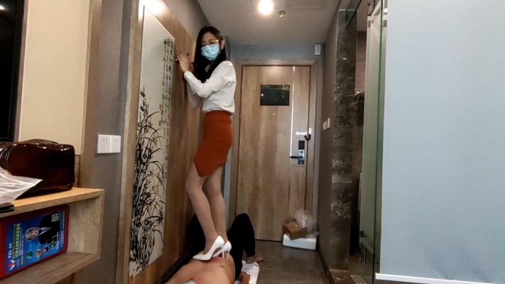 图片[4]_大年初一开年好戏之小鱼女神裸色白色2双高跟跳踩贱狗，踢贱狗肚子 YC-220201_绳缚吧
