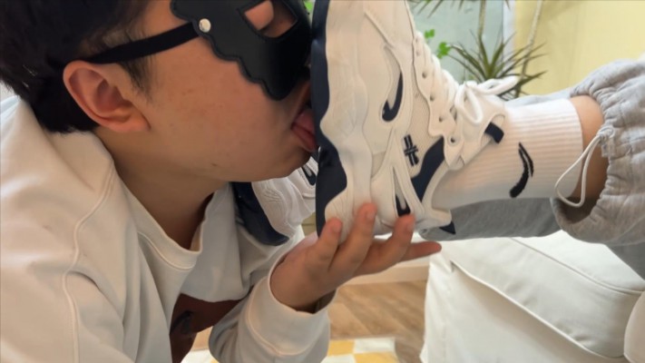 图片[3]_【子怡】带闺蜜戏弄羞辱毯子，舔两双鞋底闻袜子_绳缚吧