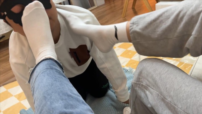 图片[4]_【子怡】带闺蜜戏弄羞辱毯子，舔两双鞋底闻袜子_绳缚吧