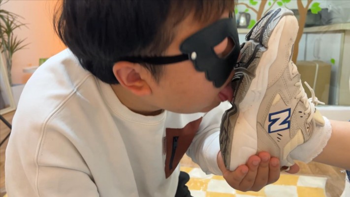图片[8]_【子怡】带闺蜜戏弄羞辱毯子，舔两双鞋底闻袜子_绳缚吧