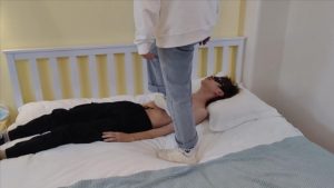 【猫猫大人工作室】姐姐单独调教瘦m，在身上踩鞋印 YC-211127-2_绳缚吧