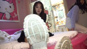 【校园女流氓】Baby POV舔脏鞋闻臭短丝_绳缚吧