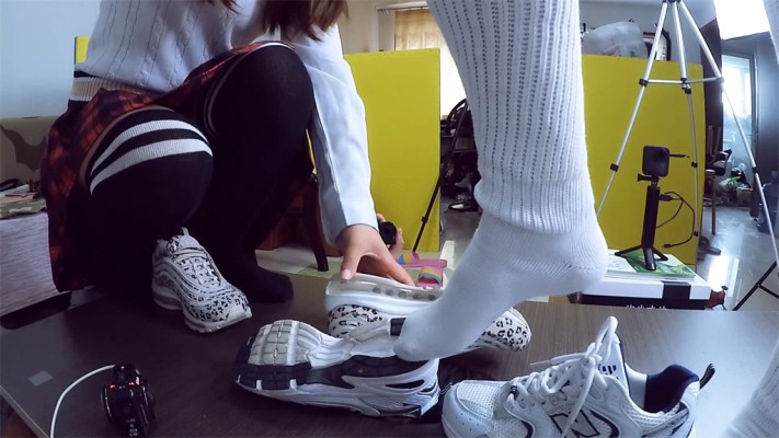图片[4]_婧意双S全语言 学姐运动鞋长棉袜玩踩人脸地板 偷窥的代价第一集_绳缚吧