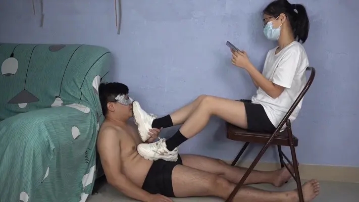 图片[4]_华妃S肮脏运动鞋踩踏羞辱，舔鞋嘲笑_绳缚吧