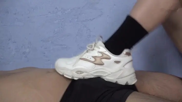 图片[11]_华妃S肮脏运动鞋踩踏羞辱，舔鞋嘲笑_绳缚吧