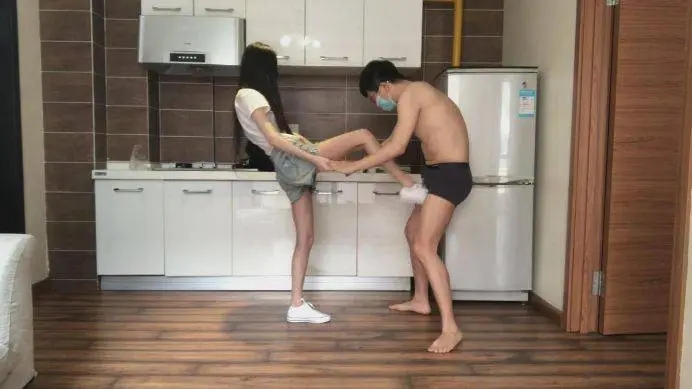 图片[2]_蛋颤！白色帆布甜辣风格连续超狠踢裆！_绳缚吧