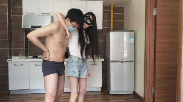 图片[9]_蛋颤！白色帆布甜辣风格连续超狠踢裆！_绳缚吧