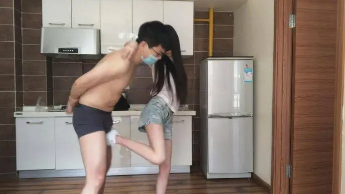 图片[11]_蛋颤！白色帆布甜辣风格连续超狠踢裆！_绳缚吧