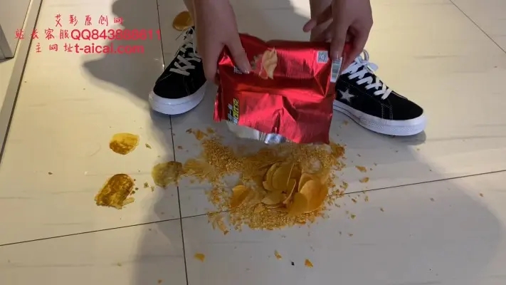 图片[2]_【泽泽女主】泽泽女主匡威 耐克踩食物喂贱狗香蕉酸奶_绳缚吧