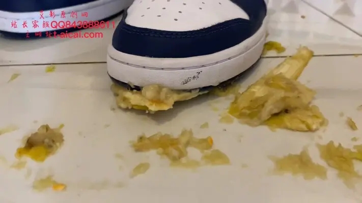 图片[5]_【泽泽女主】泽泽女主匡威 耐克踩食物喂贱狗香蕉酸奶_绳缚吧
