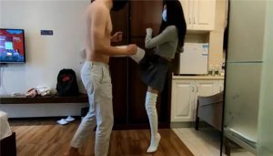 鱼爹高跟靴子教训尾随小贼加舔脚_绳缚吧