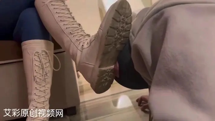 【佳萌女神】白靴踩踏贱狗_绳缚吧