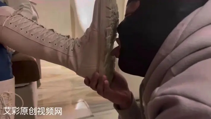 图片[2]_【佳萌女神】白靴踩踏贱狗_绳缚吧