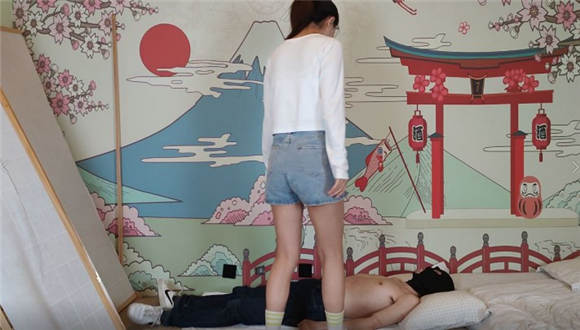 厌女王小白鞋踩踏_绳缚吧