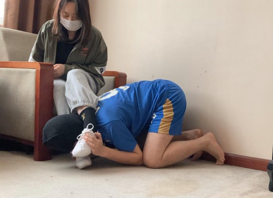 【足下生辉】素人女生强制舔脚、腿绞，把M变成专属玩物！_绳缚吧