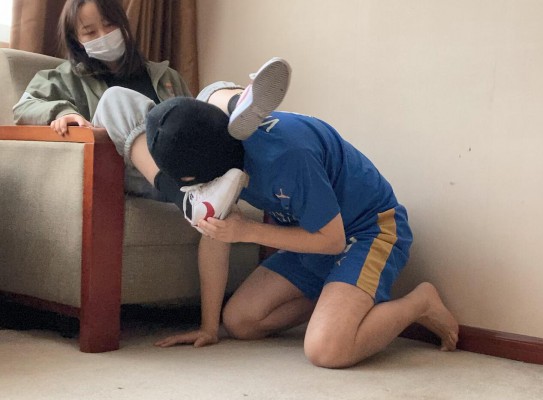 图片[2]_【足下生辉】素人女生强制舔脚、腿绞，把M变成专属玩物！_绳缚吧