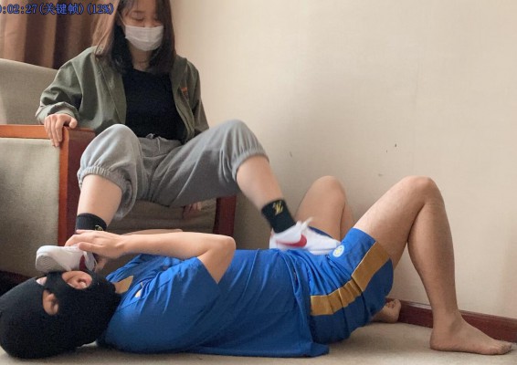 图片[3]_【足下生辉】素人女生强制舔脚、腿绞，把M变成专属玩物！_绳缚吧