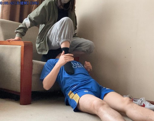 图片[7]_【足下生辉】素人女生强制舔脚、腿绞，把M变成专属玩物！_绳缚吧