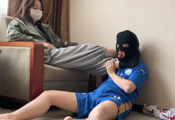 图片[10]_【足下生辉】素人女生强制舔脚、腿绞，把M变成专属玩物！_绳缚吧