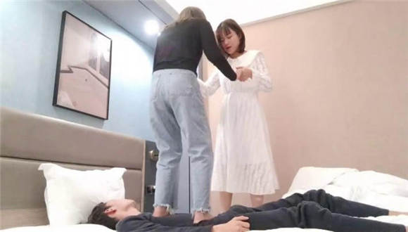 图片[5]_【00后蕬小乃】小乃和表妹双人裸足踩踏，舔裸足_绳缚吧